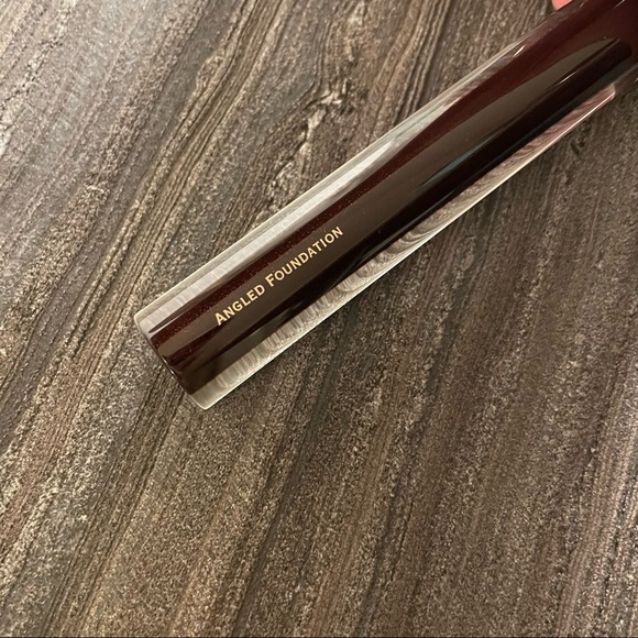 Kevyn Aucoin Angled Foundation Brush - Picture 4 of 4